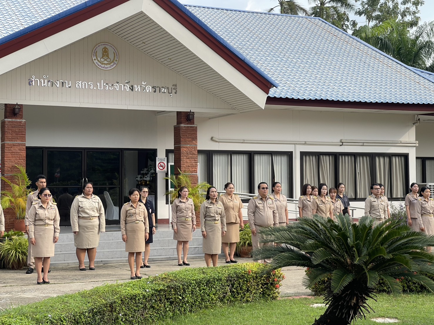 สำนักงาน สกร.ประจำจังหวัดราชบุรี และ สกร.ระดับอำเภอโพธาราม เข้าร่วมกิจกรรมเข้าแถวเคารพธงชาติสวดมนต์ไหว้พระ