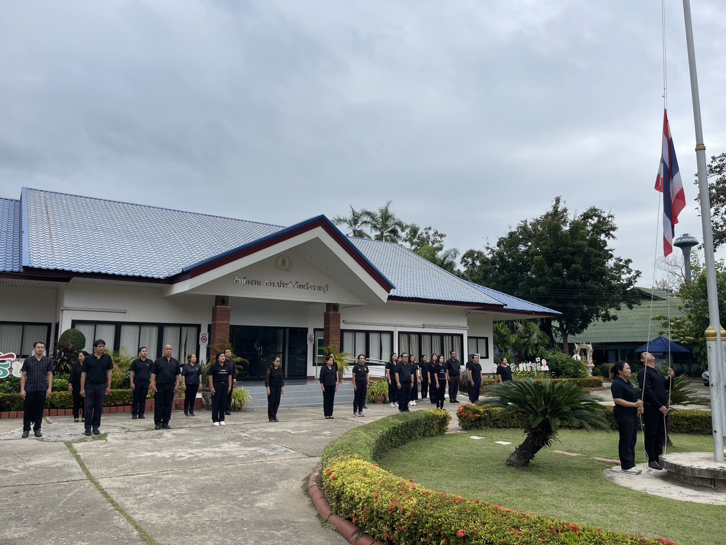 ผู้อำนวยการสำนักงานส่งเสริมการเรียนรู้ประจำจังหวัดราชบุรี นำข้าราชการและบุคลากรผู้ปฏิบัติงานเข้าร่วมกิจกรรมเข้าแถวเคารพธงชาติ สวดมนต์ไหว้พระ