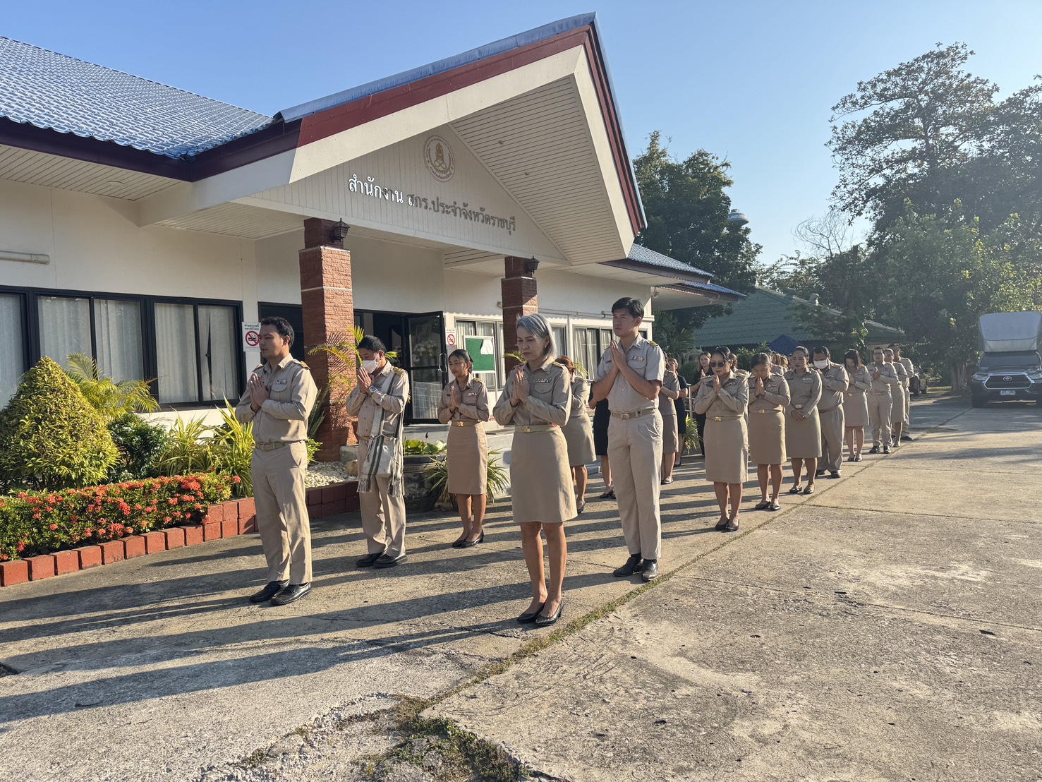 อำนวยการสำนักงานส่งเสริมการเรียนรู้ประจำจังหวัดราชบุรี นำข้าราชการและบุคลากร ผู้ปฏิบัติงาน สำนักงาน สกร.ประจำจังหวัดราชบุรีเข้าร่วมกิจกรรมเข้าแถวเคารพธงชาติ สวดมนต์ไหว้พระ
